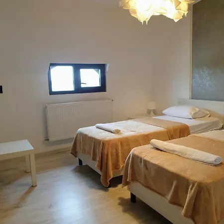 Queen Hotel *
